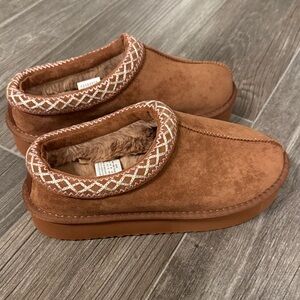 Aerie Embroidered Scuff Slippers